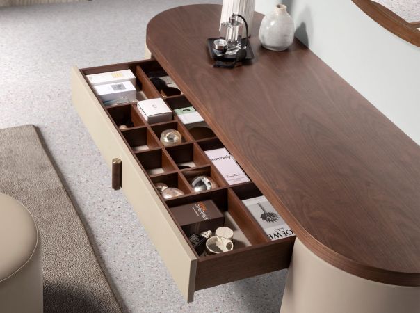 SECRETARY DRESSING ROOM DREKE